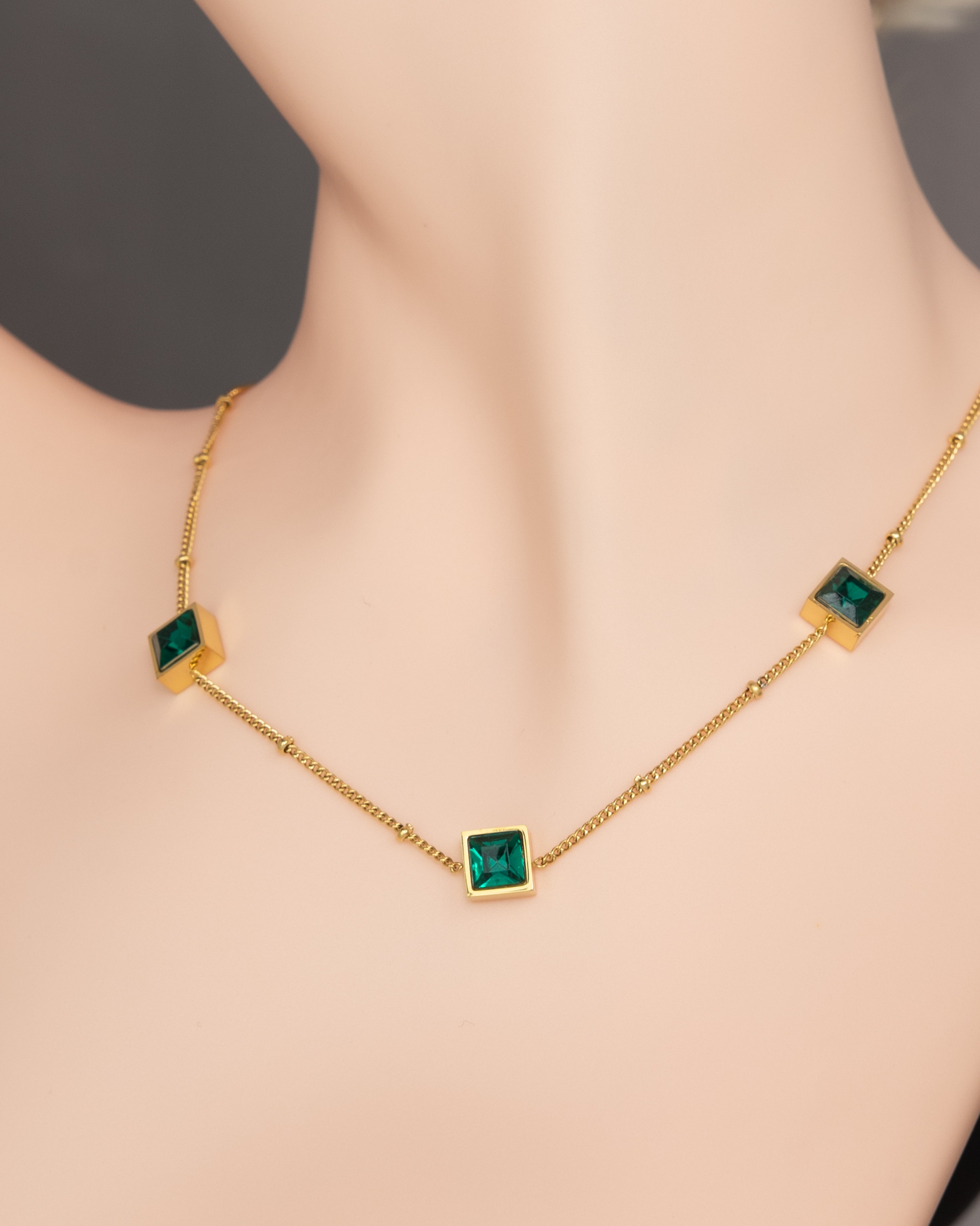 Emerald Facet Cascade-Halskette
