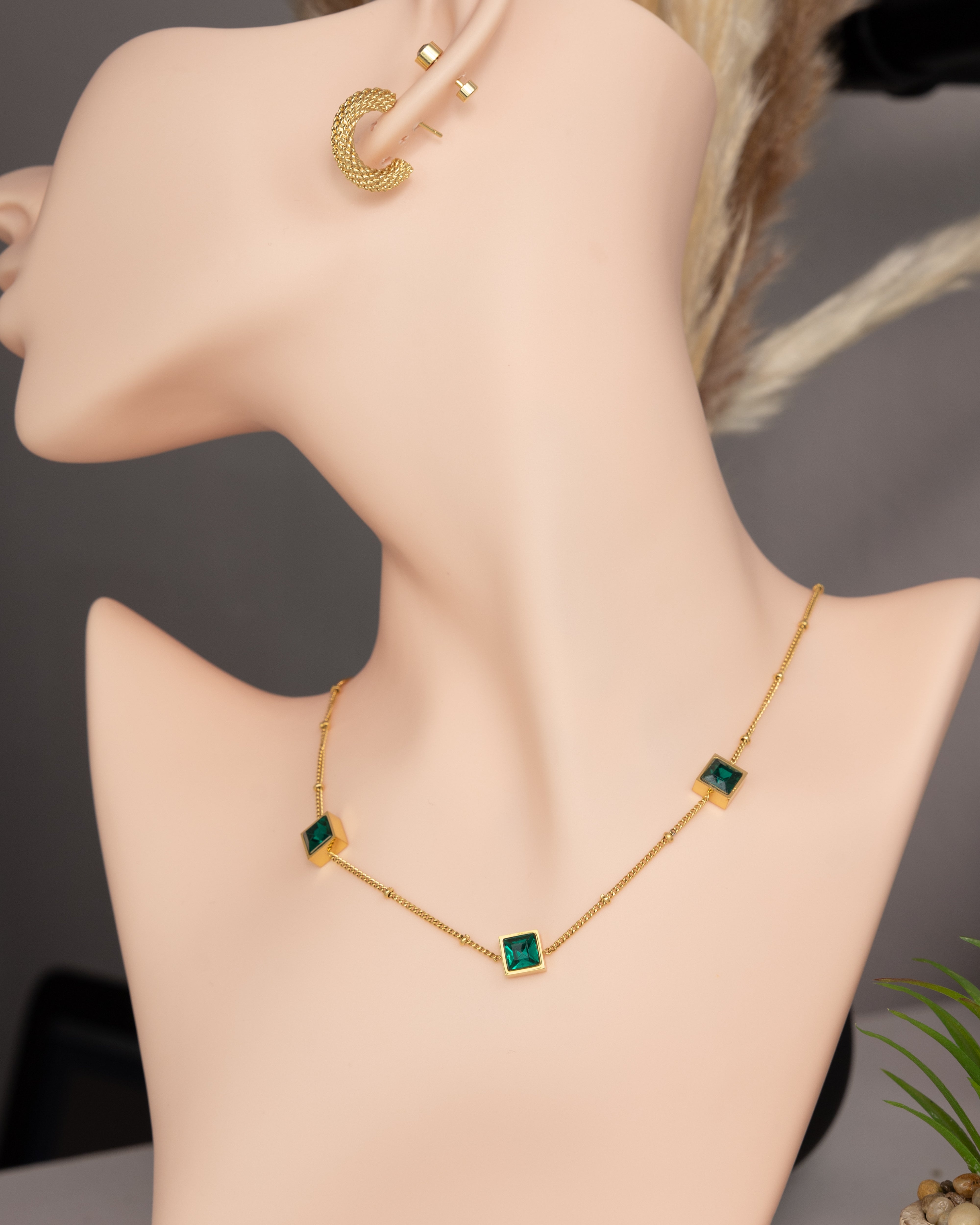 Emerald Facet Cascade-Halskette