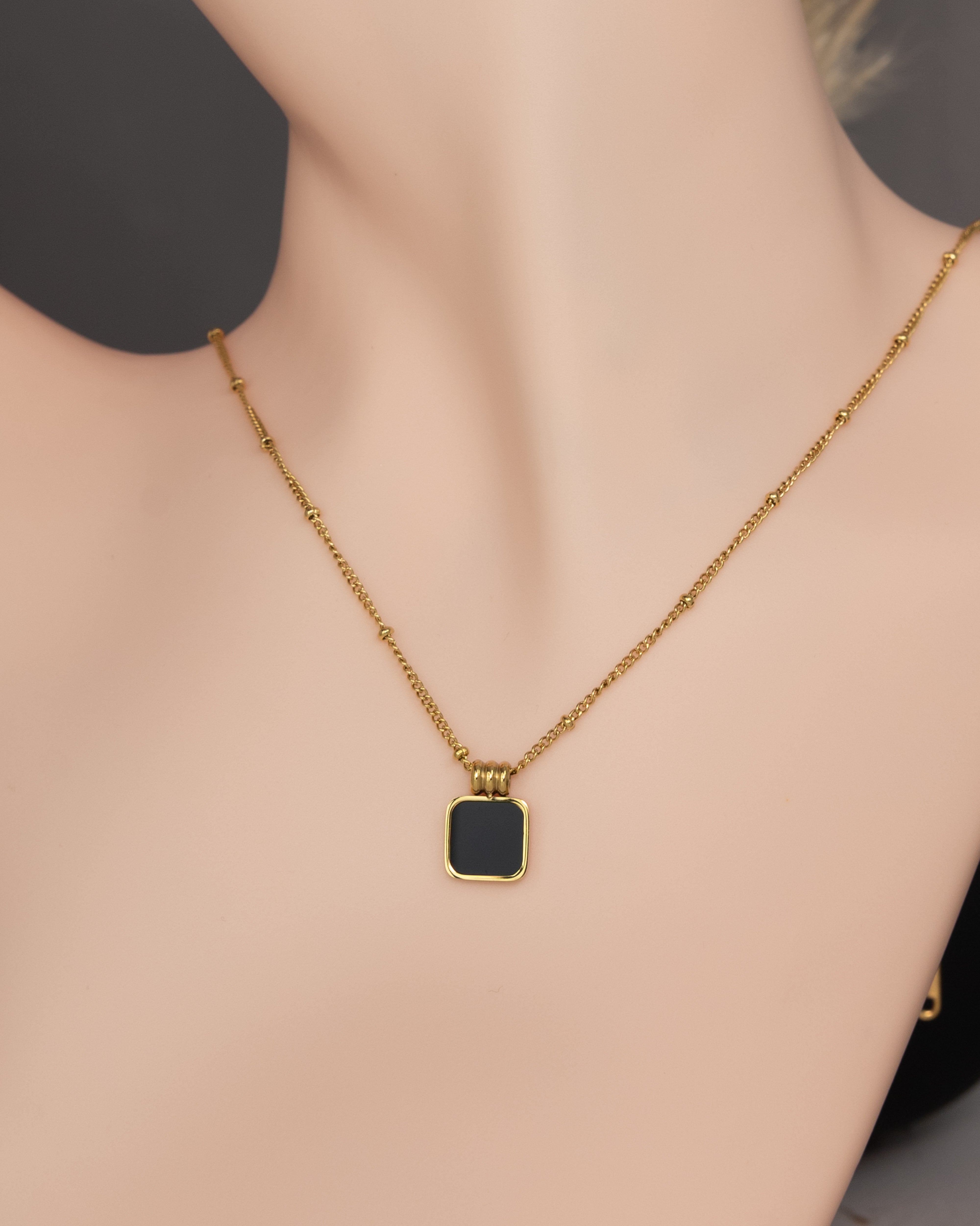 Noir Éclat Square Pendant-Halskette