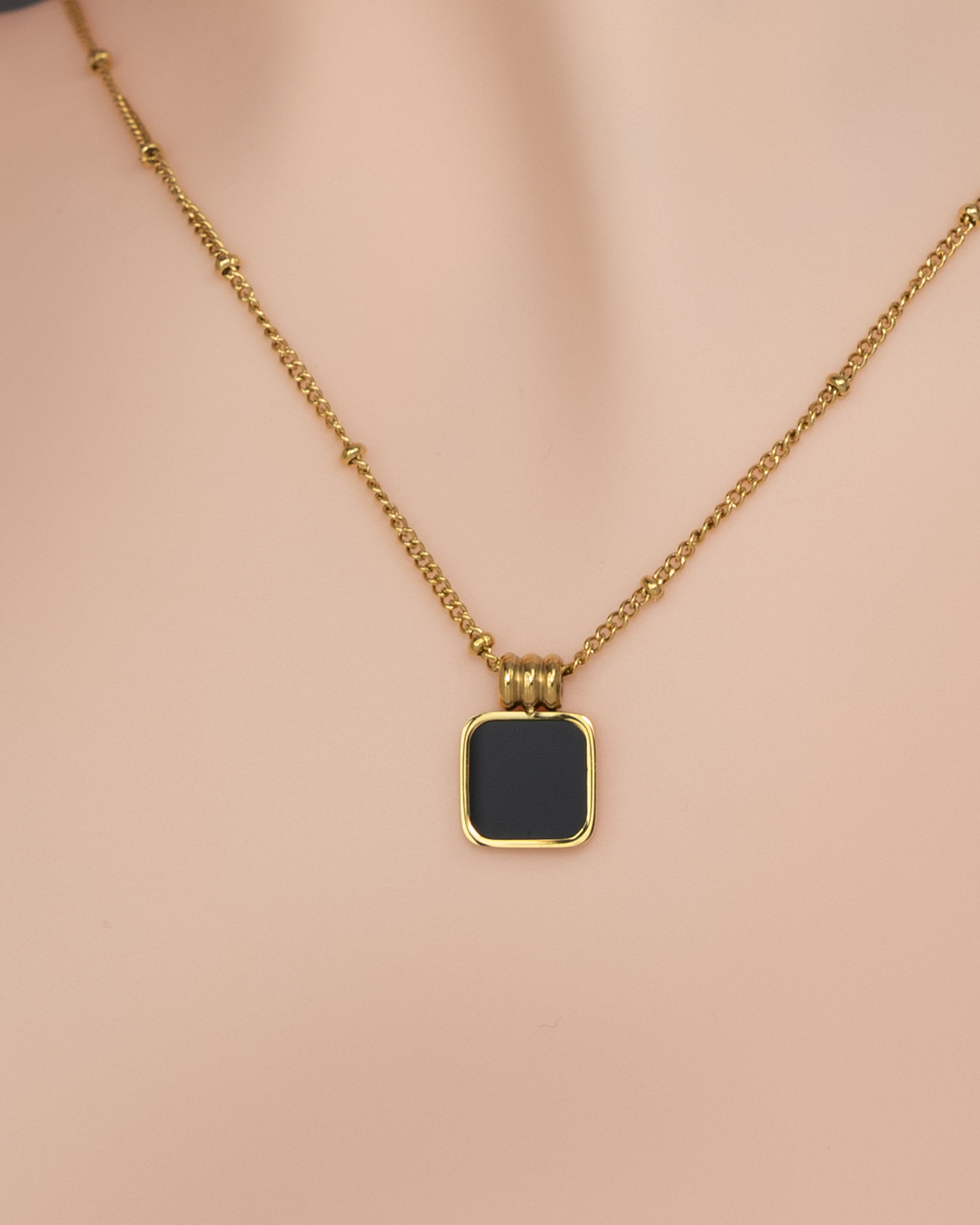 Noir Éclat Square Pendant-Halskette