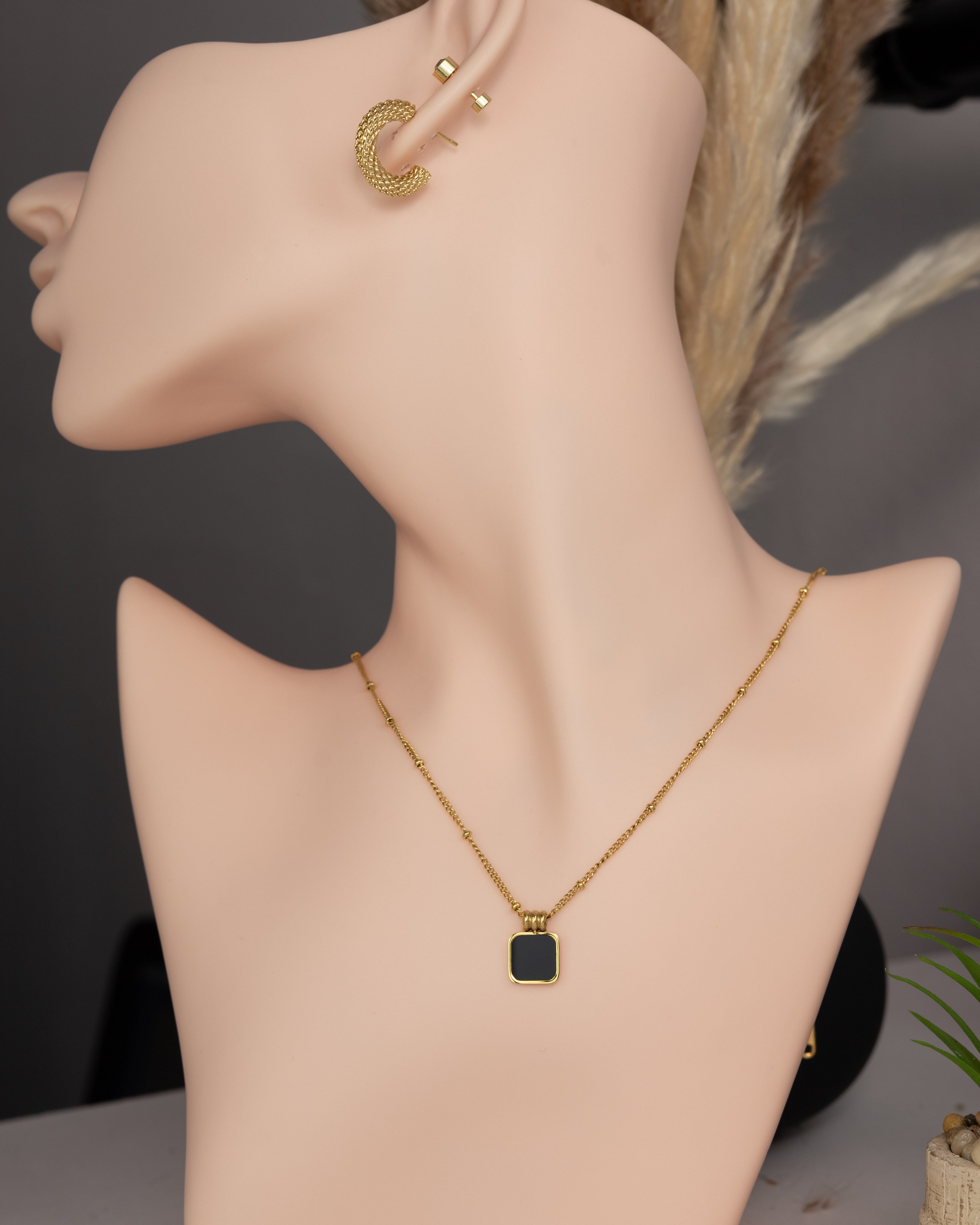 Noir Éclat Square Pendant-Halskette
