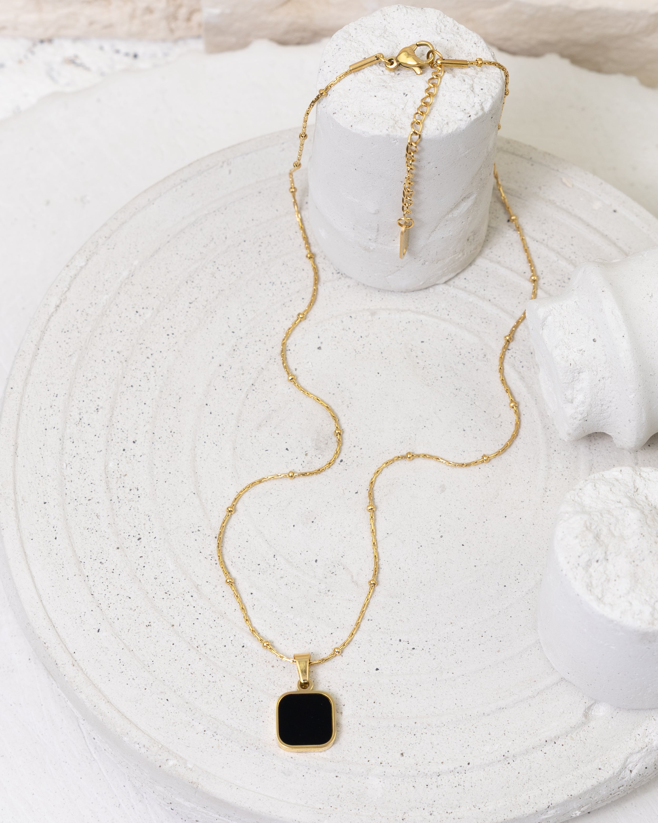 Noir Éclat Square Pendant-Halskette