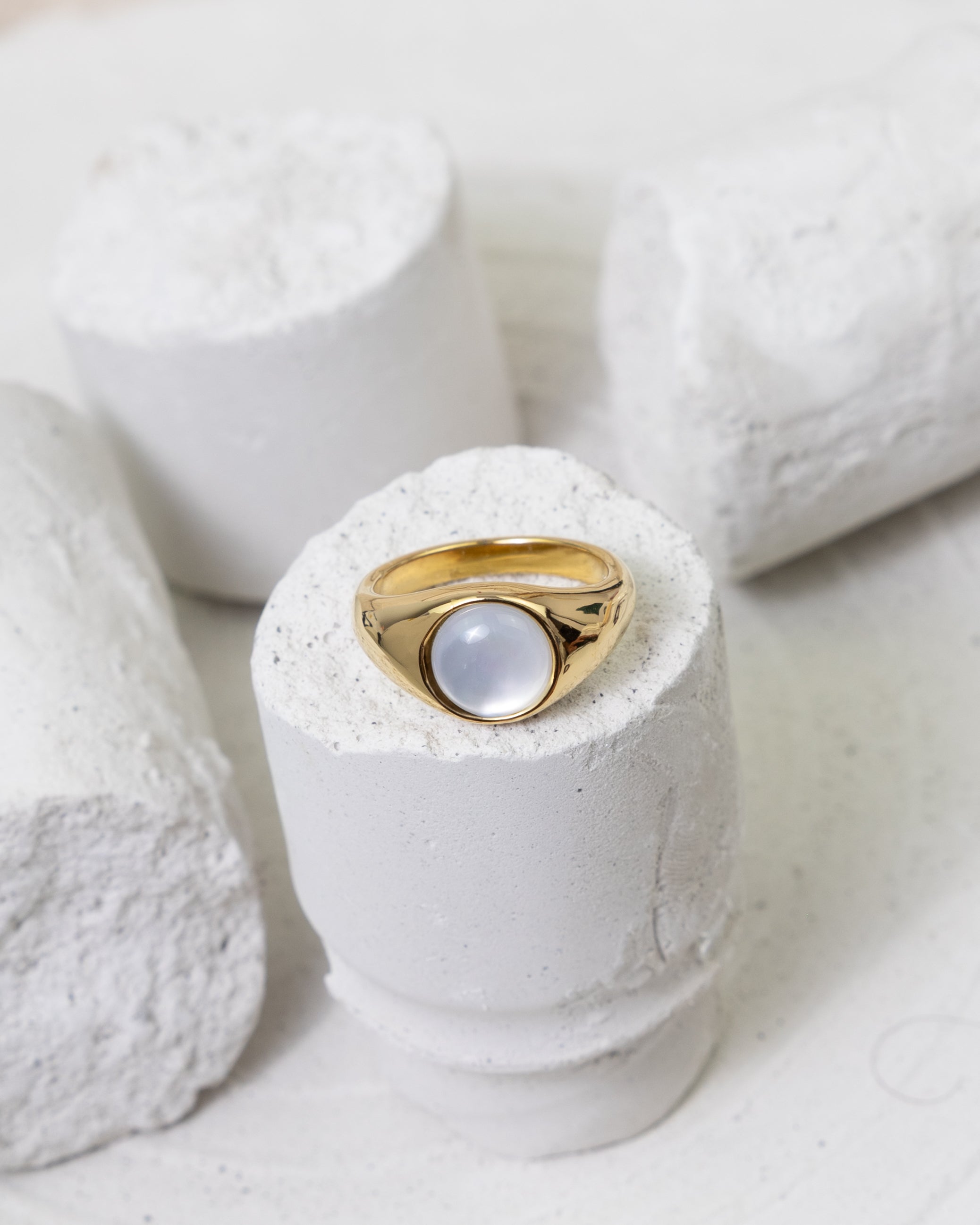 Lunar Glow Signet Ring - Glanzor