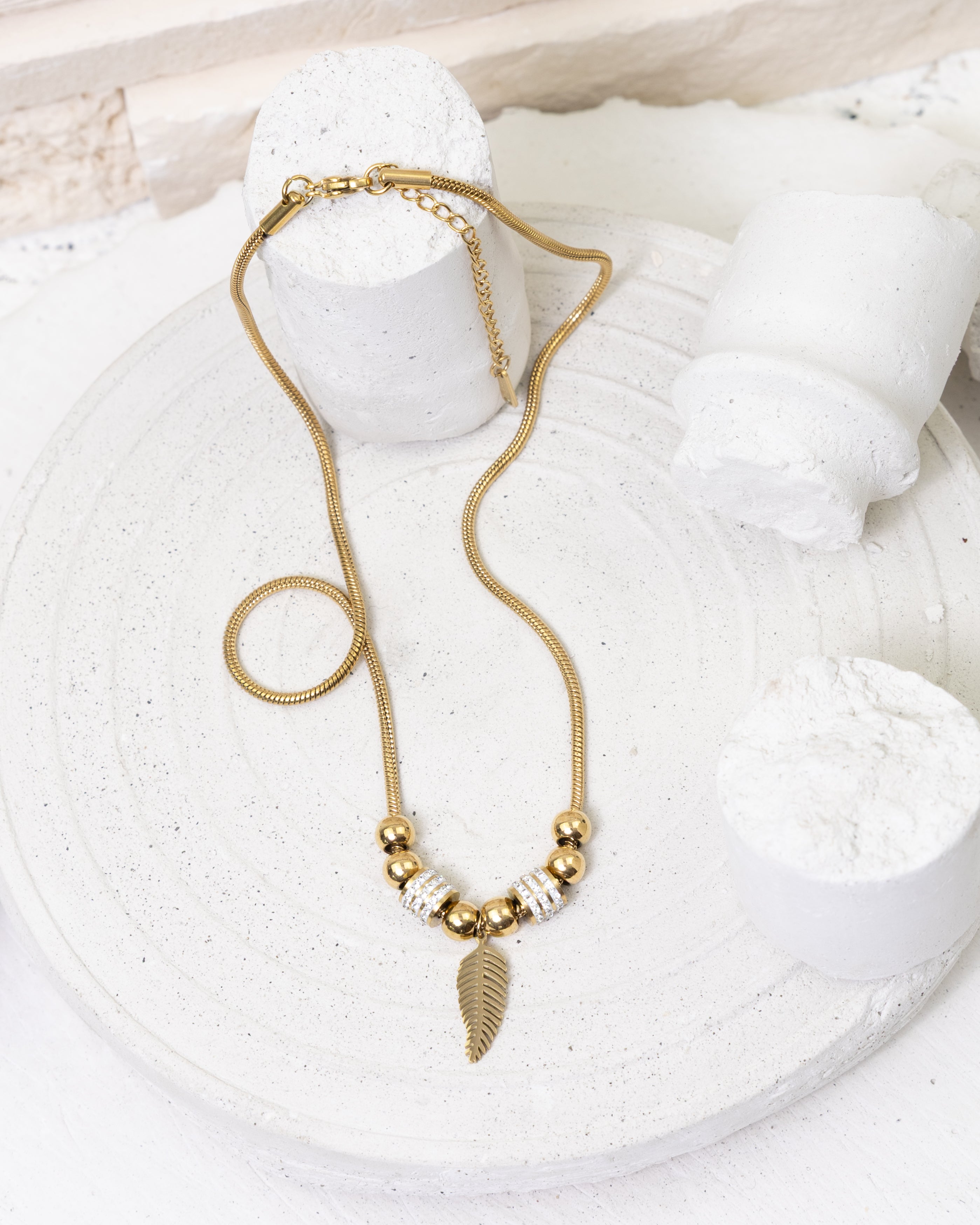 Gilded Foliage Sparkle Accent-Halskette