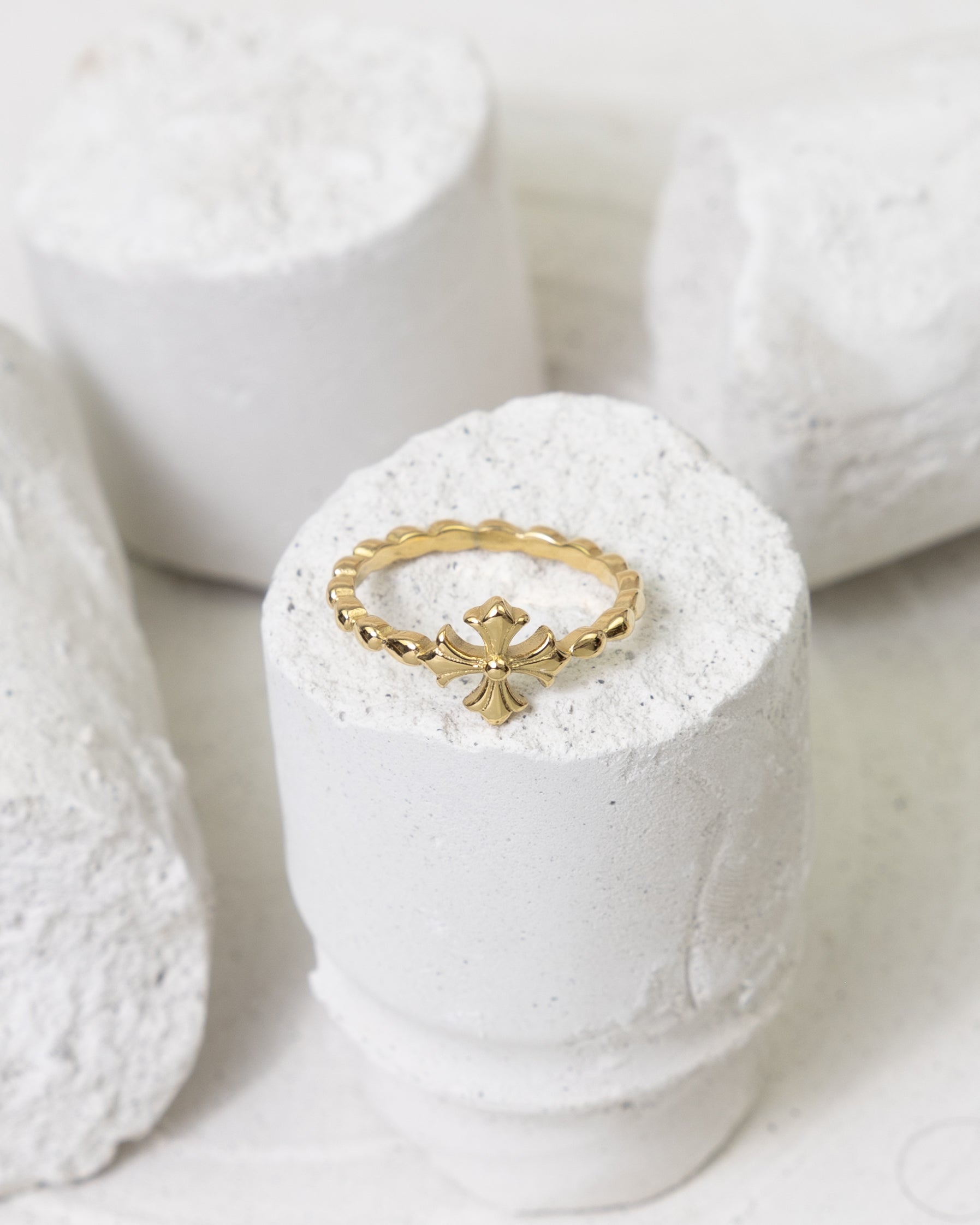 Regal Filigree Cross Band-ring - Glanzor