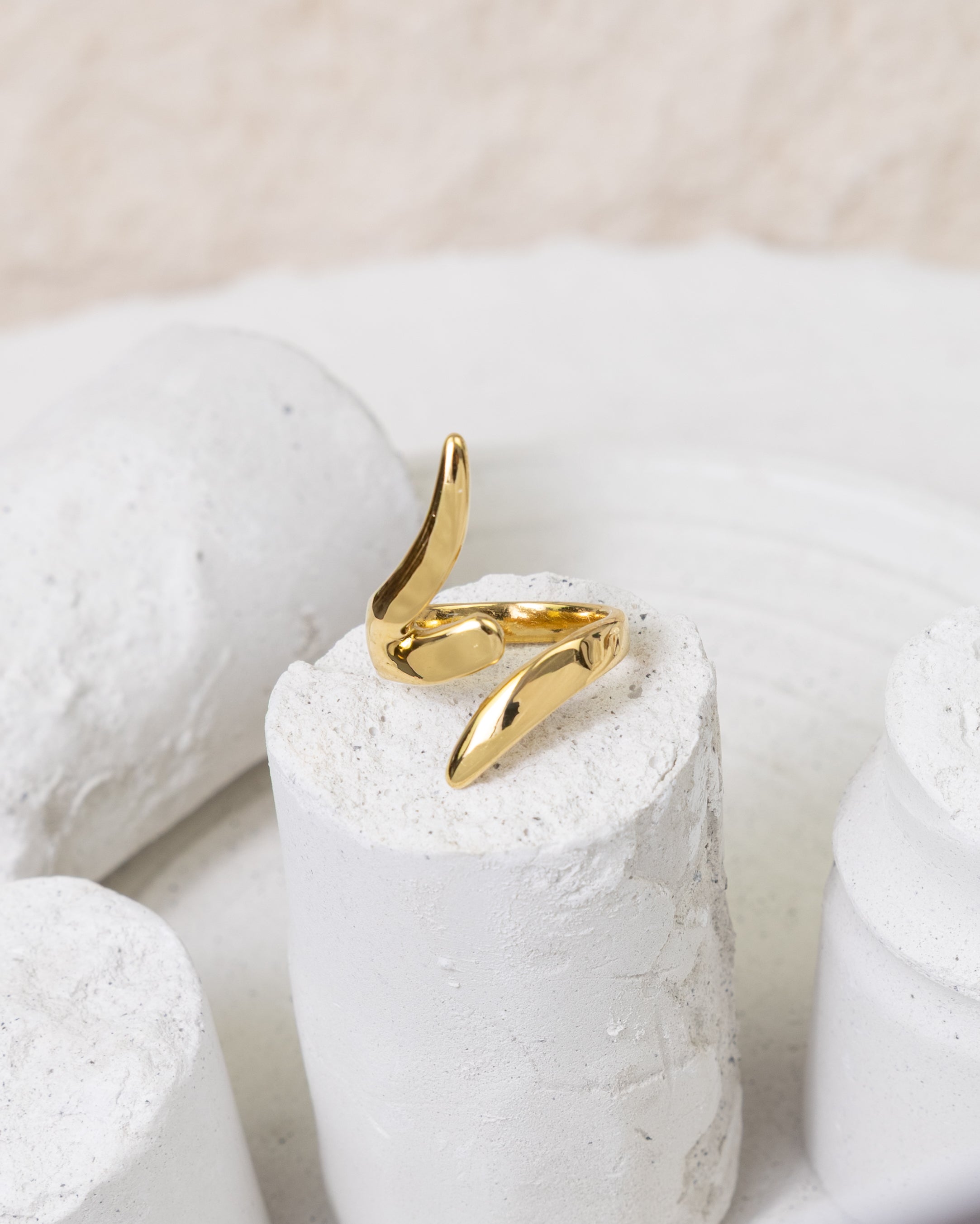 Molten Embrace Sculptural Ring - Glanzor